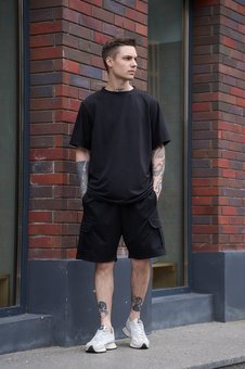 Комплект летний мужской оверсайз футболка черная и шорты с карманами карго, Черный, XL