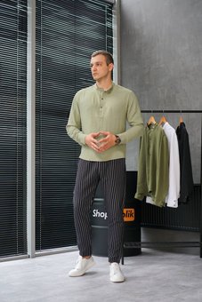 Стильный мужской комплект приталенная оливковая рубашка черные зауженные брюки в полоску, Оливковый, 2XL